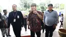 Ketua DKPP RI, Jimly Asshiddiqie menunjukkan tinta pemilihan Pilkada DKI 2017 sebelum masuk memantau TPS 15 di Rumah Sakit Cipto Mangunkusumo (RSCM) Jakarta Pusat, Rabu (15/2). (Liputan6.com/Helmi Afandi)