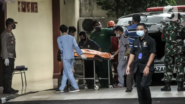 FOTO: 3 Kantong Jenazah Temuan Kecelakaan Sriwijaya Air SJ 182 Tiba di RS Polri