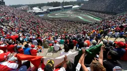 Penonton memadati tribun saat balapan F1 GP Meksiko di Sirkuit Autodromo Hermanos Rodriguez, Senin (31/10/2016) dini hari WIB. (AFP/Pedro Pardo)
