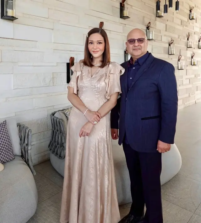 6 Potret gaya Maia Estianty saat kondangan ke luar negeri, aura old money