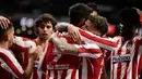 Para pemain Atletico Madrid merayakan gol yang dicetak Alvaro Morata ke gawang Osasuna pada laga La Liga di Stadion Wanda Metropolitano, Madrid, Sabtu (14/12). Atletico menang 2-0 atas Osasuna. (AFP/Cristina Quicler)