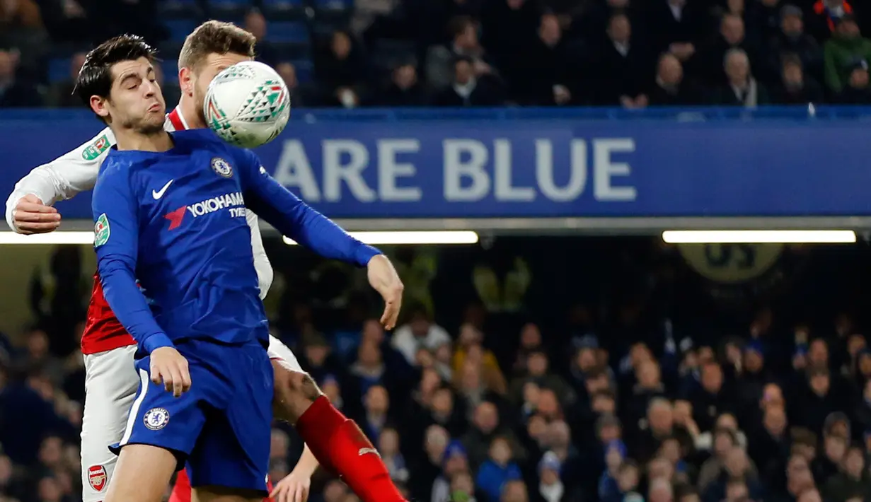 Pemain Chelsea, Alvaro Morata berebut bola dengan pemain Arsenal, Shkodran Mustafi pada laga semifinal pertama Piala Liga Inggris di Stadion Stamford Bridge, Rabu (10/1). Chelsea harus puas diimbangi Arsenal 0-0. (AP/Kirsty Wigglesworth)