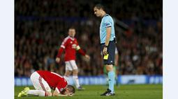 Pemain MU, Bastian Schweinsteiger, menyesal setelah mendapat kartu kuning dari wasit Viktor Kassai dalam laga melawan Vfl Wolfsburg di Stadion Old Trafford, Inggris, Rabu (30/9/2015). (Action Images via Reuters/Lee Smith)