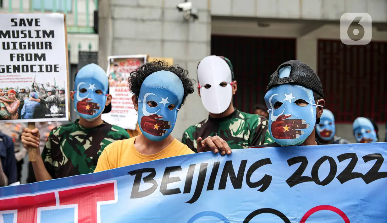 Massa Aliansi Mahasiswa Islam (AMI) mengenakan topeng saat menggelar aksi di depan Kedutaan Besar China, Jakarta, Jumat (14/1/2022). Massa meminta pemerintah Indonesia untuk berbicara menentang genosida yang terjadi pada muslim Uighur di Xinjiang. (Liputan6.com/Faizal Fanani)