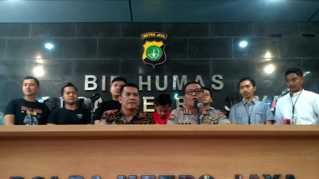 Polda Metro Jaya menangkap seorang guru penyebar hoaks 7 kontainer surat suraf yang tercoblos.