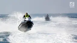 Seorang pemain jet ski SCI melakukan lompatan saat konvoi menuju Pulau Pramuka pada acara SCI Peduli 2017 di Jakarta, Sabtu (17/6). Aksi konvoi tersebut juga menjadi hiburan bagi warga Kepulauan Seribu. (Liputan6.com)