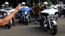 Ketua MPR Zulkifli Hasan mengendarai Motor Gede di Halaman Gedung DPR/MPR, Jakarta, Minggu (1/7). Acara tersebut dilakukan untuk Halal Bihalal Ketua MPR dengan Pencinta Motor Gede dengan mengambil tema "Merah Putih Kita Sama". (Liputan6.com/Johan Tallo)