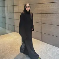 Sivia mengenakan pashimina hitam panjang polos serasi dengan abaya hitam polosnya. Dipadukan kacamata hitam sambi membawa tas hitamnya. Mengenakan sepatu sneakers hijau. [@siviazizah]