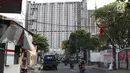 Suasana pembangunan Rumah Susun Sewa Tingkat Tinggi Pasar Rumput, Jakarta Selatan, Sabtu (6/10). Rusun yang ditargetkan rampung pada Desember 2018 memiliki 1.984 unit dan diprioritaskan untuk warga relokasi. (Liputan6.com/Immanuel Antonius)