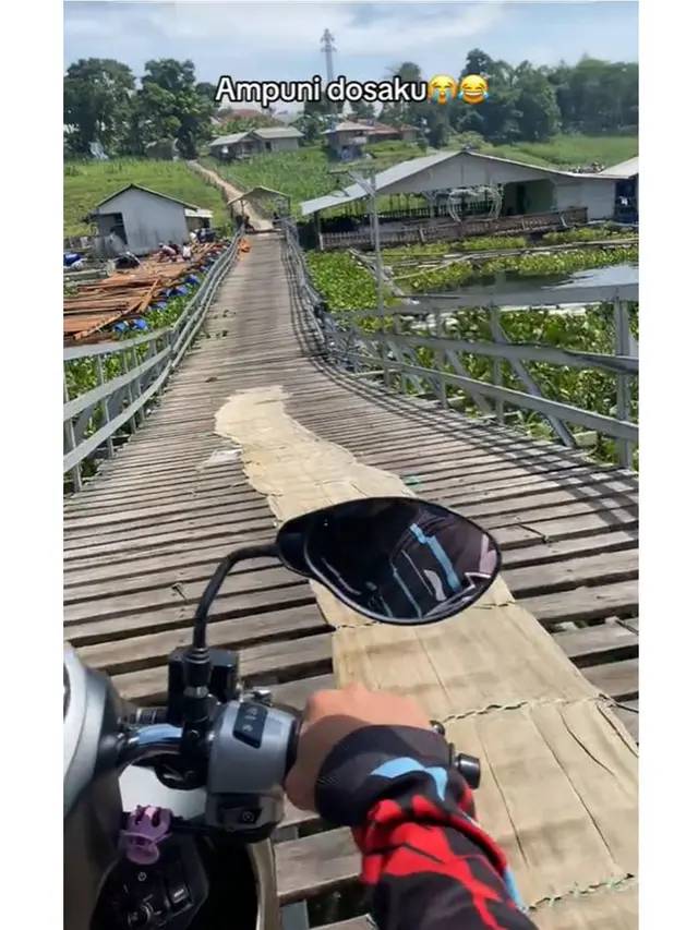 Momen Istri Panik Lewati Jembatan Kayu saat Dibonceng Motor, Bikin Spot Jantung