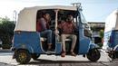 Dua anak muda duduk di sebuah Bajaj, di Kota Gondar, Ethiopia pada 09 November 2020. (Photo by EDUARDO SOTERAS / AFP)