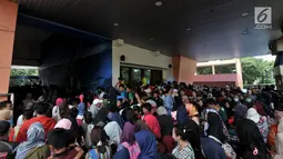 Pengunjung berdesakan di pintu masuk Ancol pada libur nasional Pilkada Serentak 2018 di Jakarta, Rabu (27/6). Pada program gratis masuk Ancol dalam rangka HUT Jakarta ini, antusias pengunjung mencapai 19.000 jiwa. (Merdeka.com/Iqbal S. Nugroho)