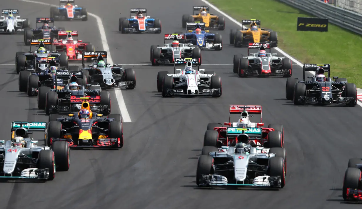 Aksi para pebalap selepas start F1 GP Hungaria di Sirkuit Hungaroring, Budapest, Minggu (24/7/2016). (AFP/Ferenc Isza)