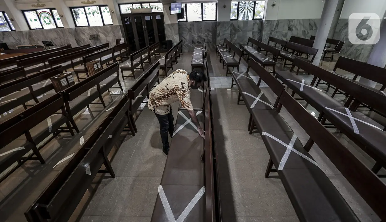 Karyawan memasang penanda jaga jarak aman untuk menyambut kenormalan baru di Gereja Protestan Indonesia Bagian Barat (GPIB) Effatha, Jakarta, Sabtu (4/7/2020). GPIB Effatha menerapkan protokol kesehatan seiring kembali dibukanya gereja tersebut untuk ibadah. (Liputan6.com/Johan Tallo)