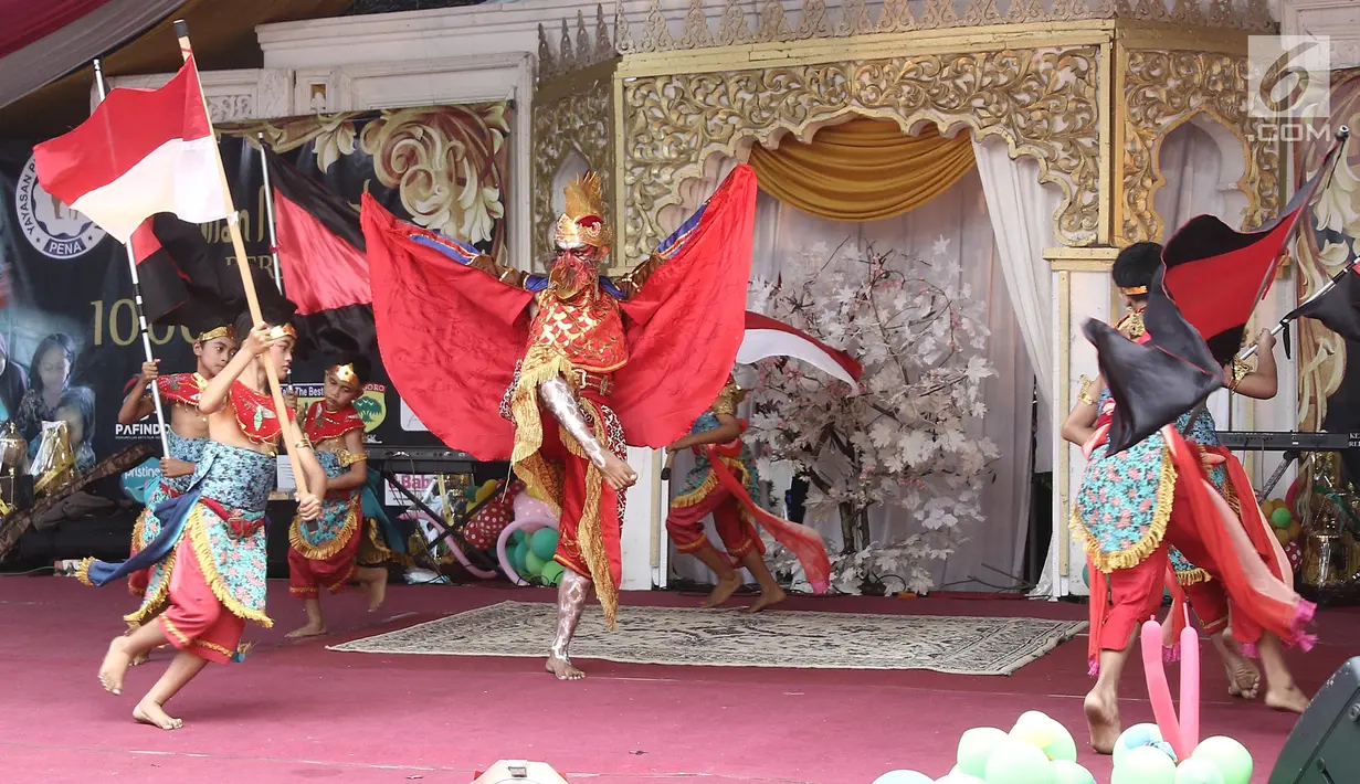 Tarian kolosal saat ramadan mubarak buka puasa bersama  1000 anak yatim piatu dhuafa dan disabilitas di Gunung Putri, Bogor, Sabtu, (02/6). Kegiatan ini digelar Yayasan Pundi Amal Peduli Kasih Indosiar dan SCTV (SCM). (Liputan6.com/Herman Zakharia)