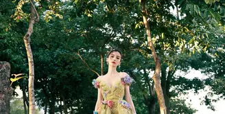 Angela Yeung Wing atau yang lebih dikenal Angelababy tampil cantik dengan gaun floral dari Elie Saab. Gaun V-neck berwarna hijau ini tampak cantik dengan hiasan bunga warna-warni di bagian atas gaun. Aksen belt di bagian tengah memperjelas lekuk tubuh sang model