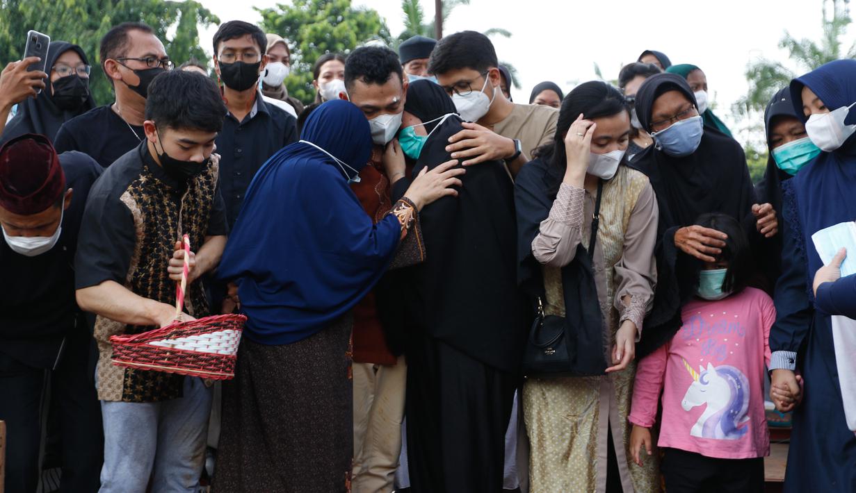 Bukan hanya Pia, Bona Septano dan ibu dari Markis Kido pun terlihat terpukul usai menabur bunga dan menyiramkan air kembang ke tanah makam dari Markis Kido. (Foto: Bola.com/Bagaskara Lazuardi)