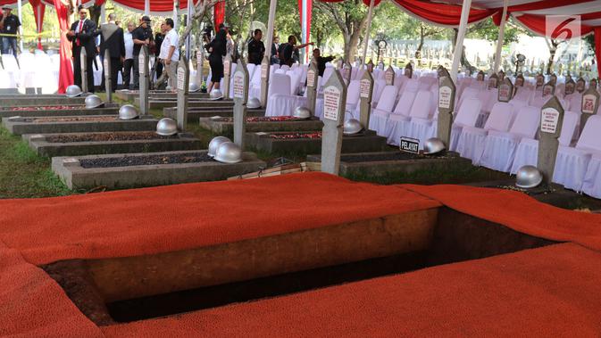 Makam Presiden ke-3 RI BJ Habibie di TMP Kalibata, Jakarta, Kamis (12/9/2019). Habibie meninggal pada usia 83 tahun akibat gagal jantung dan menua. (Liputan6.com/Herman Zakharia)