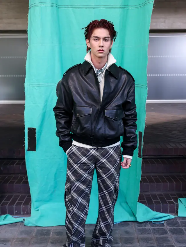 Parade Busana Seleb Hadiri Burberry Summer 2025 di London Fashion Week, dari Lila Moss hingga Bright Vachiwrait