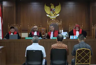 Tiga terdakwa kasus dugaan korupsi tata kelola minyak mentah saat mengikuti sidang pembacaan tuntutan di Pengadilan Tindak Pidana Korusi (Tipikor), Jakarta, Kamis (23/4/2026). Tiga terdakwa terkait kasus dugaan korupsi tata kelola minyak mentah dituntut 8 hingga 14 tahun penjara. (Kapanlagi.com/Budy Santoso)