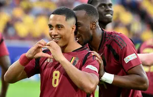 Gelandang Timnas Belgia, Youri Tielemans, merayakan gol yang dicetaknya ke gawang Rumania dalam laga Grup E Euro 2024 di Cologne Stadium, Minggu (23/6/2024) dini hari WIB. Belgia menang 2-0 atas Rumania dalam pertandingan ini. (Alberto PIZZOLI / AFP)