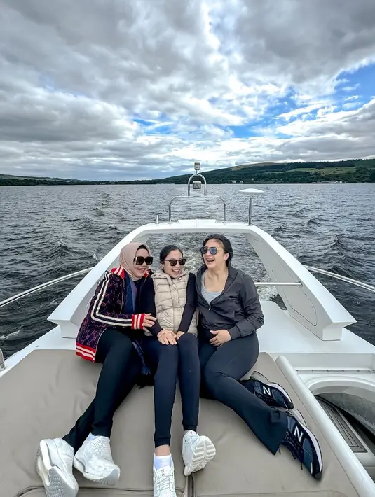 Naiki speed boat bersama, Nikita dan Nona Willy pilih kenakan outfit bumil yang lebih sporty [@nonawilly16]