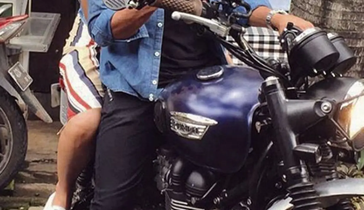 "Tukang ojek yang kemaren ya nih.." tulis Raisa. Sebelumnya, Hamisd mengunggah foto berboncengan sepeda motor. "Butuh ojek neng?" tulis hamishdw. (Instagram/hamishdw)