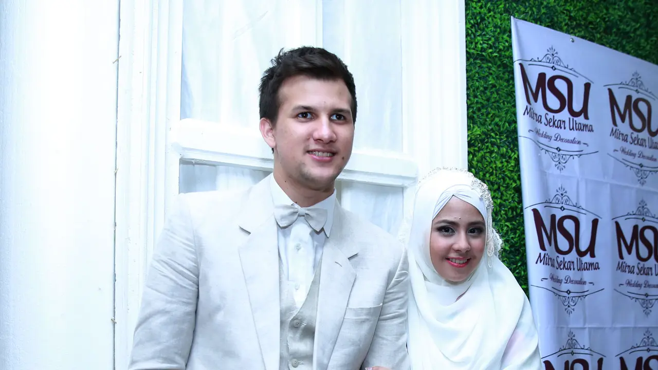 [Bintang] Risty Tagor dan Stuart Collin