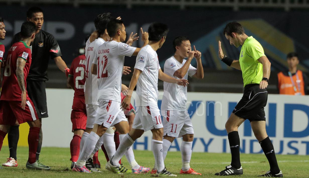 Pemain Vietnam memprotes wasit saat melawan Indonesia dalam laga leg pertama semifinal Piala AFF 2016 di Stadion Pakansari, Bogor, Sabtu (3/12/2016). (Bola.com/Nicklas Hanoatubun)