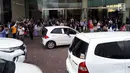 Pengunjung dan karyawan berkumpul di lobi pusat perbelanjaan Senayan City, Jakarta, setelah merasakan gempa, Selasa (23/1).  Guncangan gempa berkekuatan 6,4 skala Richter dirasakan beberapa detik membuat panik orang-orang. (Liputan6.com/Fery Pradolo)