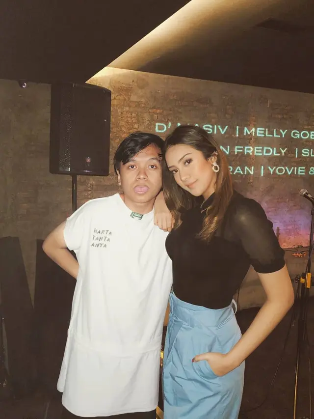 6 Editan Foto Pria Bareng Anya Geraldine Ini Halu Banget, Kocak