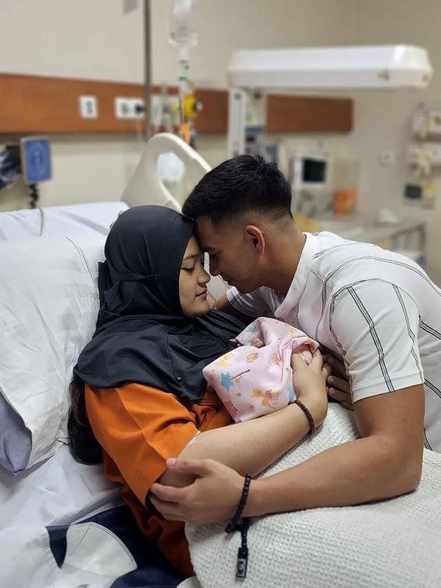 7 Potret Syifa Istri Ridho DA Melahirkan Anak Pertama, Penuh Bahagia