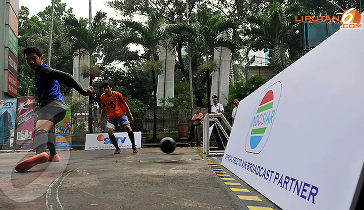 Aksi pemain menghalau bola musuh dari gawang. (Liputan6.com/Abdul Aziz Prastowo)