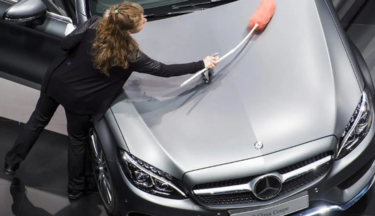 Petugas membersihkan debu mobil Mercedes Benz C selama 66th Internationale Automobil-Ausstellung (IAA) di Frankfurt, Jerman (16/9/2015). Pameran ini di selenggarakan mulai tanggal 15-27 September 2015. (AFP PHOTO/ODD ANDERSEN)