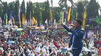 Danang mengajak puluhan ribu massa pendukung Khofifah-Emil berjoget (Liputan6.com/ Dian Kurniawan)