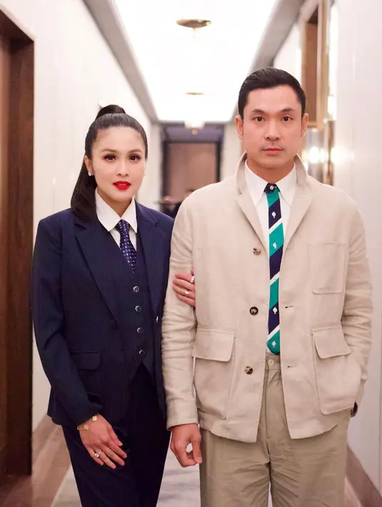 Loafers hijau dari Gucci dan striped tie jadi penutup tampilan Harvey Moeis [@sandradewi88]