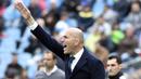 Pelatih Real Madrid, Zinedine Zidane memberikan Instruksi kepada anak asuhnya saat melawan Getafe pada lanjutan La Liga Spanyol di Stadion Colisseum Alfonso Perez, Getafe, Sabtu (16/4/2016) malam WIB. (AFP/Gerard Julien)