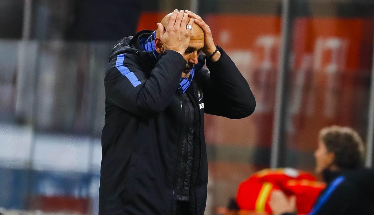 Pelatih Inter Milan, Luciano Spalletti, tampak kecewa usai ditaklukkan AC Milan pada laga perempat final Coppa Italia di Stadion San Siro, Rabu (27/12/2017). AC Milan menang 1-0 atas Inter Milan. (AP/Antonio Calanni)
