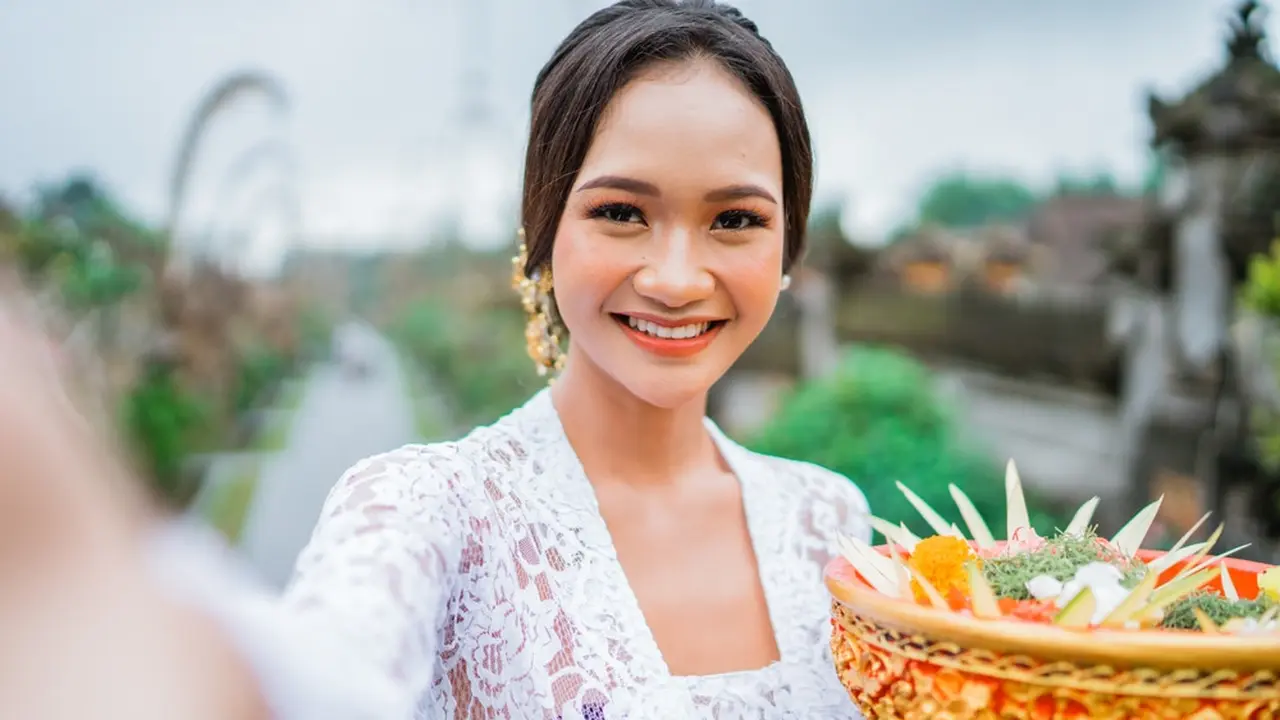tersenyum cantik adat tradisi upacara