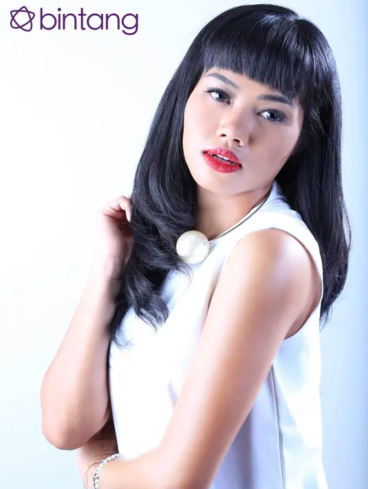 Sejak kecil Yura sudah senang dengan musik, namun memiliki suara merdu belum cukup bagi Yura Yunita untuk mengarungi karier di industri yang menurut banyak orang makin sulit. Ia juga bisa bermain alat musik piano. (Febio Hernanto/Bintang.com)