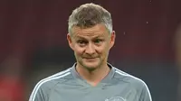 Pelatih Manchester United, Ole Gunnar Solskjaer, saat memimpin sesi latihan jelang laga Liga Europa di Stadion Rhein Energie, Cologne, Minggu (9/8/2020). Manchester United akan berhadapan dengan Copenhagen. (AFP/Sascha Steinbach)