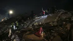 Tim penyelamat mencari orang-orang di sebuah bangunan yang hancur, di Adiyaman, tenggara Turki, Rabu, 8 Februari 2023. Dengan harapan menemukan korban selamat memudar, tim penyelamat yang membentang di Turki dan Suriah pada Rabu masih mencari tanda-tanda kehidupan di antara puing-puing ribuan bangunan yang roboh akibat gempa paling mematikan di dunia dalam lebih dari satu dekade. (AP Photo/Emrah Gurel)