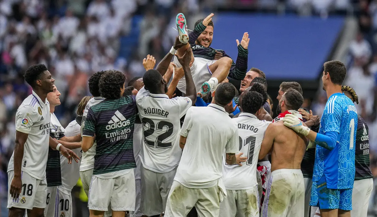 <p>Selain Karim Benzema, Real Madrid juga mengumumkan kepergian tiga pemain lain yaitu Marco Asensio, Eden Hazard, dan Mariano Diaz. Mereka juga dilempar ke udara oleh rekan setimnya setelah laga usai. (AP Photo/Bernat Armangue)</p>
