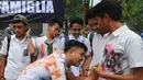 Seorang siswa SMK Kemala Bhayangkari 1 Jakarta, mencoret seragam rekannya usai mengikuti Ujian Nasional (UN), Kamis (16/4/2015). Aksi tersebut dilakukan sebagai bentuk kegembiraan usai mengikuti UN. (Liputan6.com/Herman Zakharia)