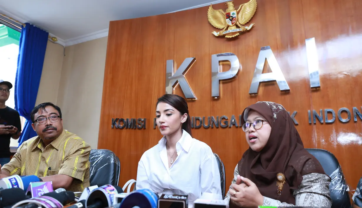 Beberapa kali upaya dilakukan untuk bisa bertemu dengan kedua buah hatinya. Selain mendatangi tempat sokolah, juga ke kediamannya sang suami. Namun upaya itu tidak mendapatkan hasil. (Adrian Putra/Bintang.com)