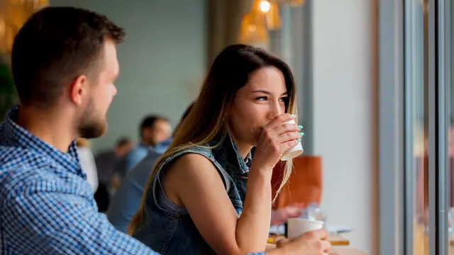 perempuan dan pasangan 12 juli minum