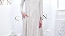 Terbaru, Elizabeth Debicki terlihat glamor dengan gaun dari Dior di premiere serial The Crown. Ia mengenakan gaun panjang Dior Haute Couture Fall/Winter 2023-2024 bebahan krep georgette kapur yang disulam dengan payet mikro. [Dior]