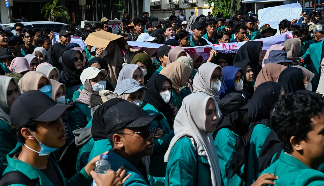 Mahasiswa memperingatkan pemerintah untuk segera menghadirkan keadilan bagi masyarakat. (CHAIDEER MAHYUDDIN/AFP)