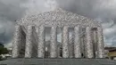 "Temple of books" atau Kuil Buku saat ditampilkan dalam proyek seni karya seniman Marta Minujin jelang pembukaan pameran seni terbesar Jerman "Documenta 14" di Kassel, Jerman (7/6). (Reuters/Kai Pfaffenbach)