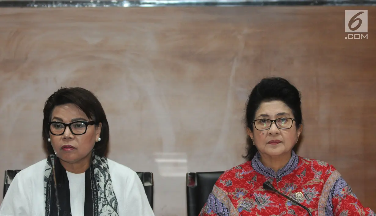 Menteri Kesehatan Nila F Moeloek (kanan) bersama Wakil Ketua KPK Basaria Panjaitan memberi keterangan usai pertemuan tertutup di Gedung KPK, Jakarta, Rabu (16/1). (Merdeka.com/Dwi Narwoko)